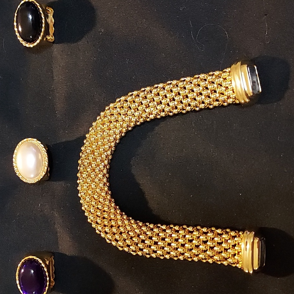 Gold Mesh Vintage Bracelet with Triple Stones. Magnetic Clasp. 7in. Unisex Piece